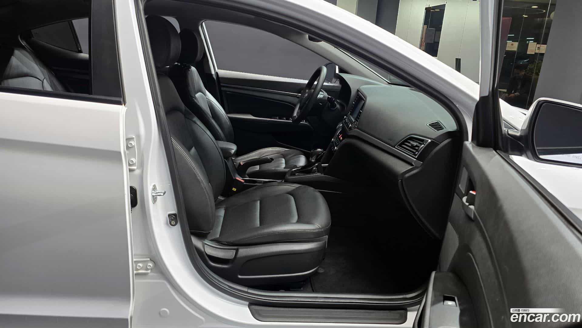 AVANTE Hyundai 2017.10-INNER-010