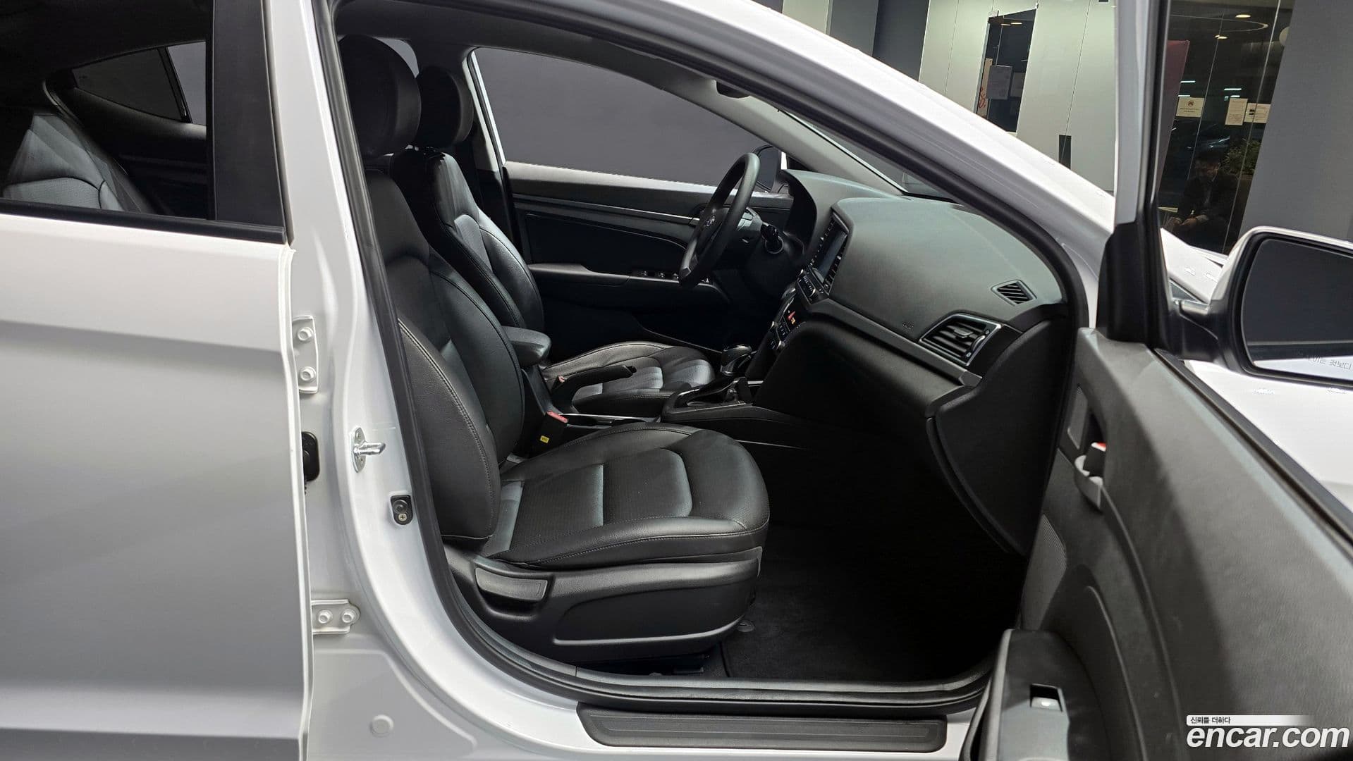 Main__Slider__Photo:AVANTE Hyundai 2017.10-9