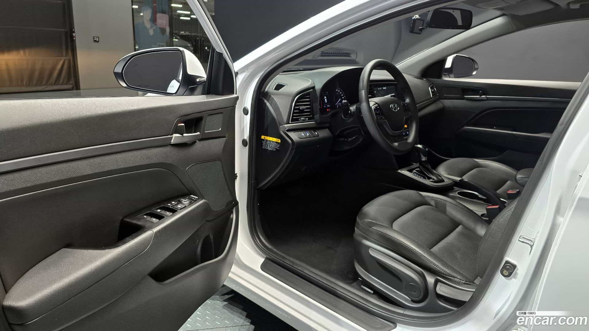 AVANTE Hyundai 2017.10-OPTION-015