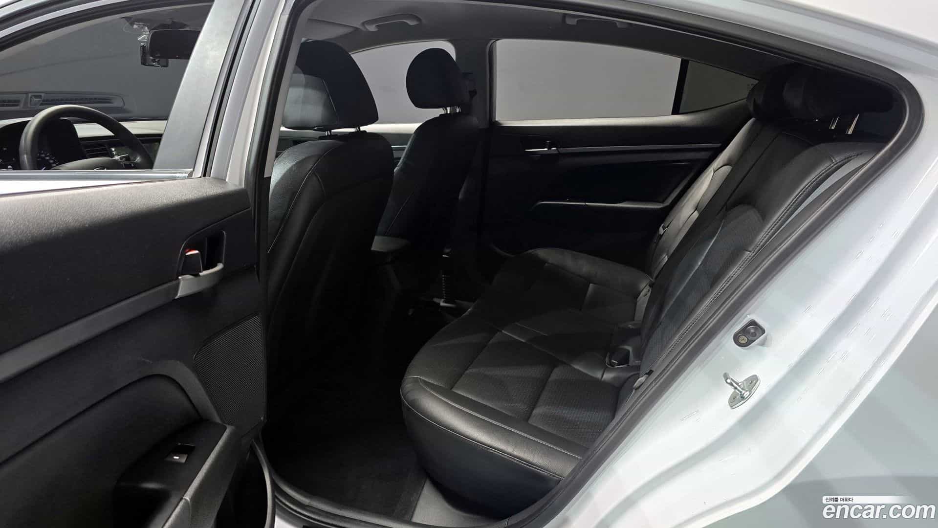 AVANTE Hyundai 2017.10-OPTION-016