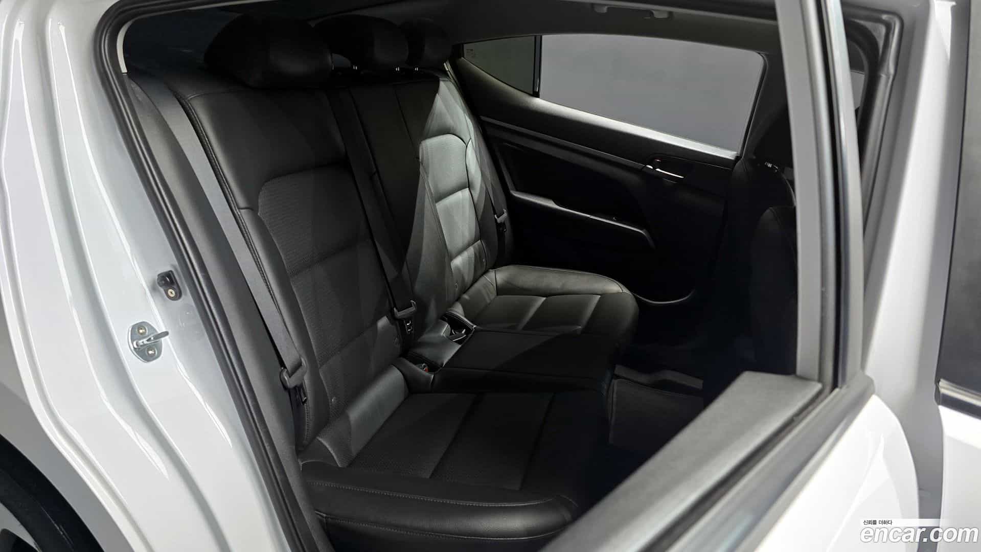 AVANTE Hyundai 2017.10-OPTION-018