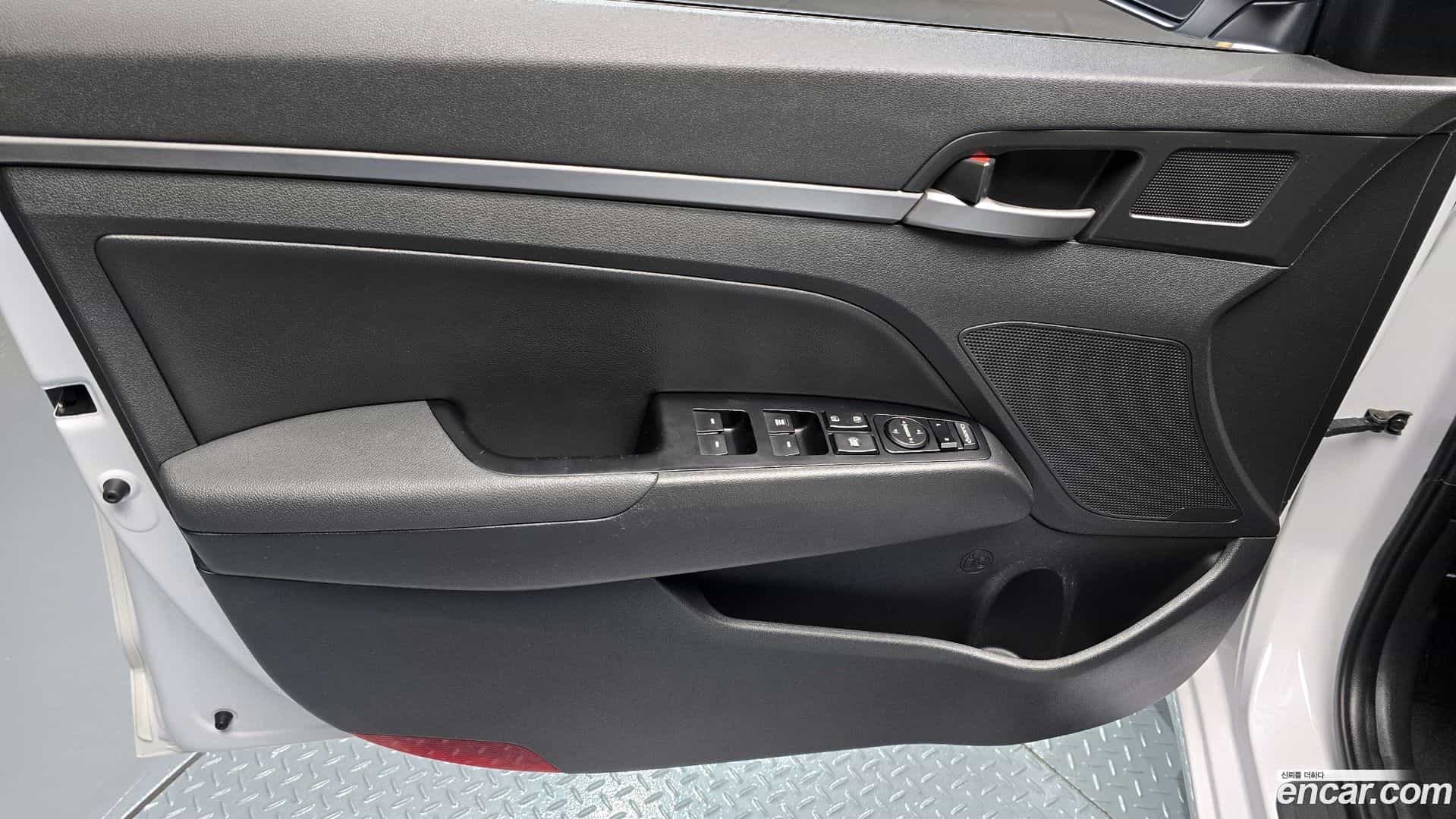 AVANTE Hyundai 2017.10-OPTION-022