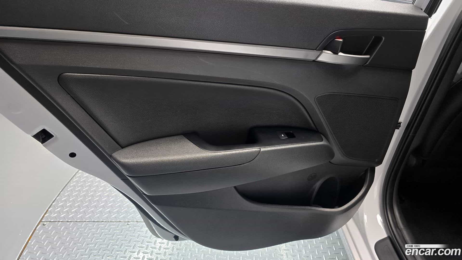 AVANTE Hyundai 2017.10-OPTION-023