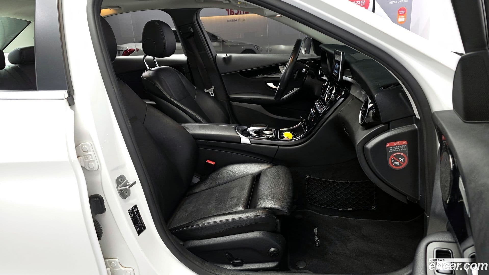 Main__Slider__Photo:C-Class Mercedes-Benz 2018.1-10