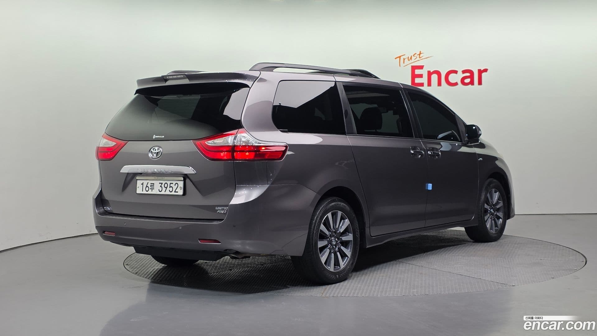 Main__Slider__Photo:Sienna Toyota 2018.2-1