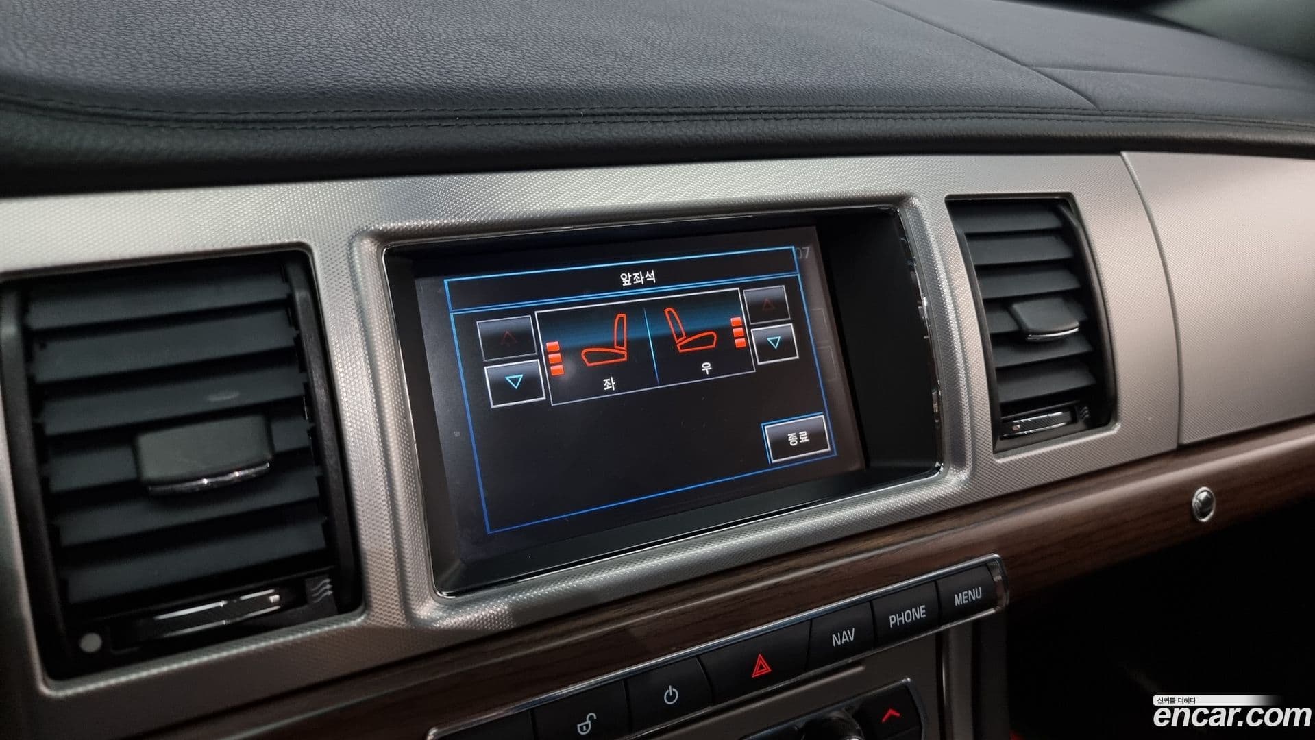 Main__Slider__Photo:XF Jaguar 2015.4-14