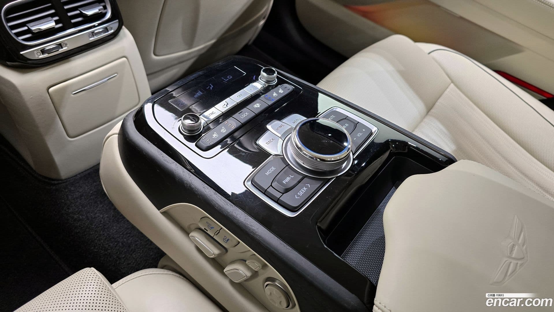 Main__Slider__Photo:G90 Genesis 2019.0-16