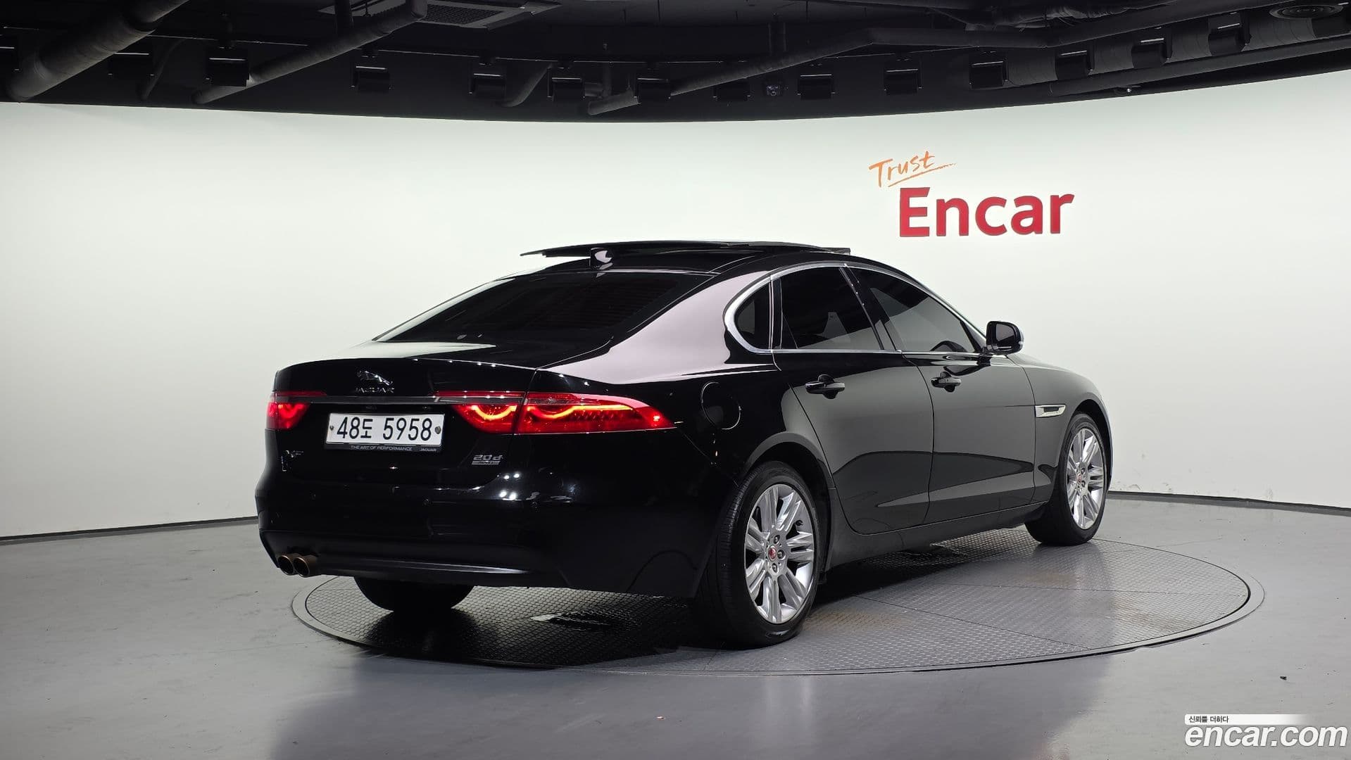 Main__Slider__Photo:XF Jaguar 2017.11-1