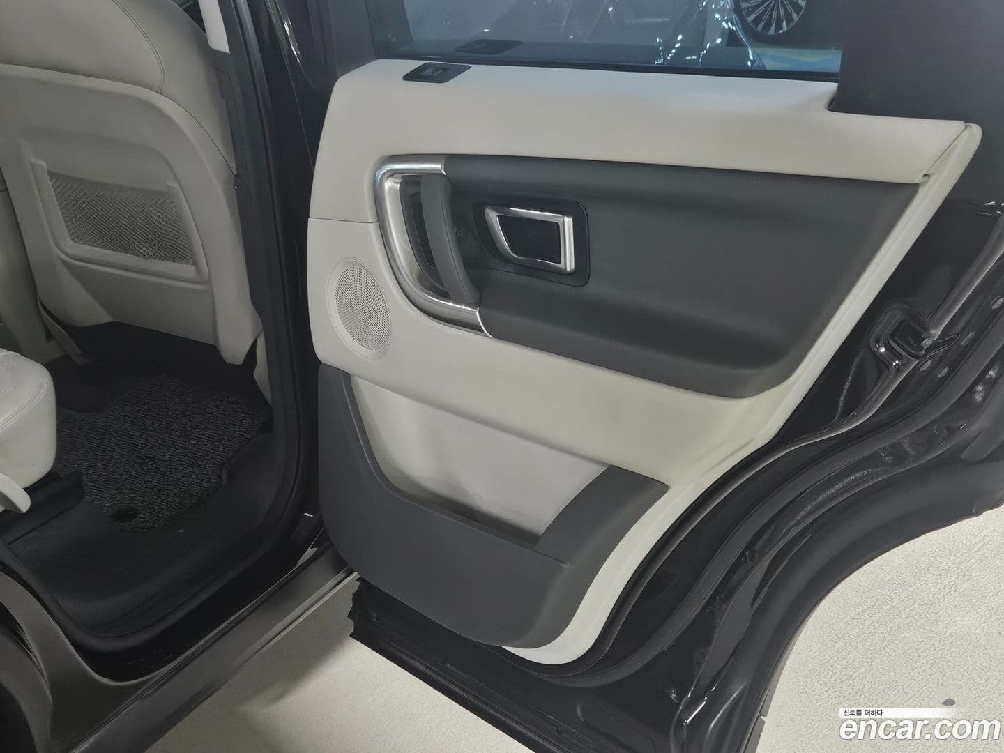 Main__Slider__Photo:Discovery Sport Land Rover 2016.7-12