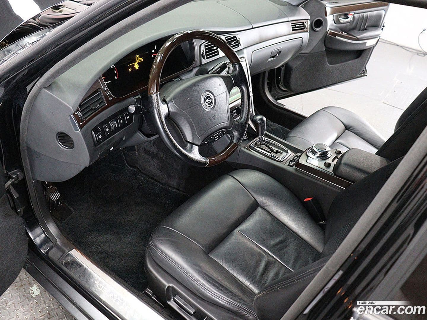 Main__Slider__Photo:Chairman KG_Mobility_Ssangyong 2003.10-9