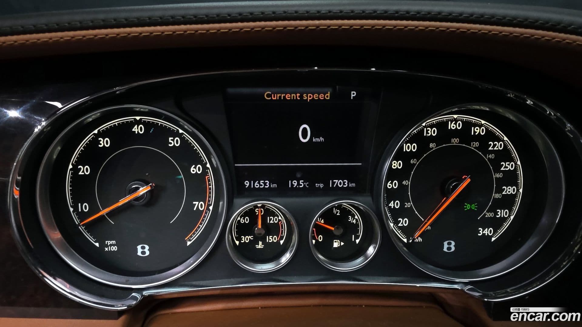 Main__Slider__Photo:Flying Spur Bentley 2016.3-7