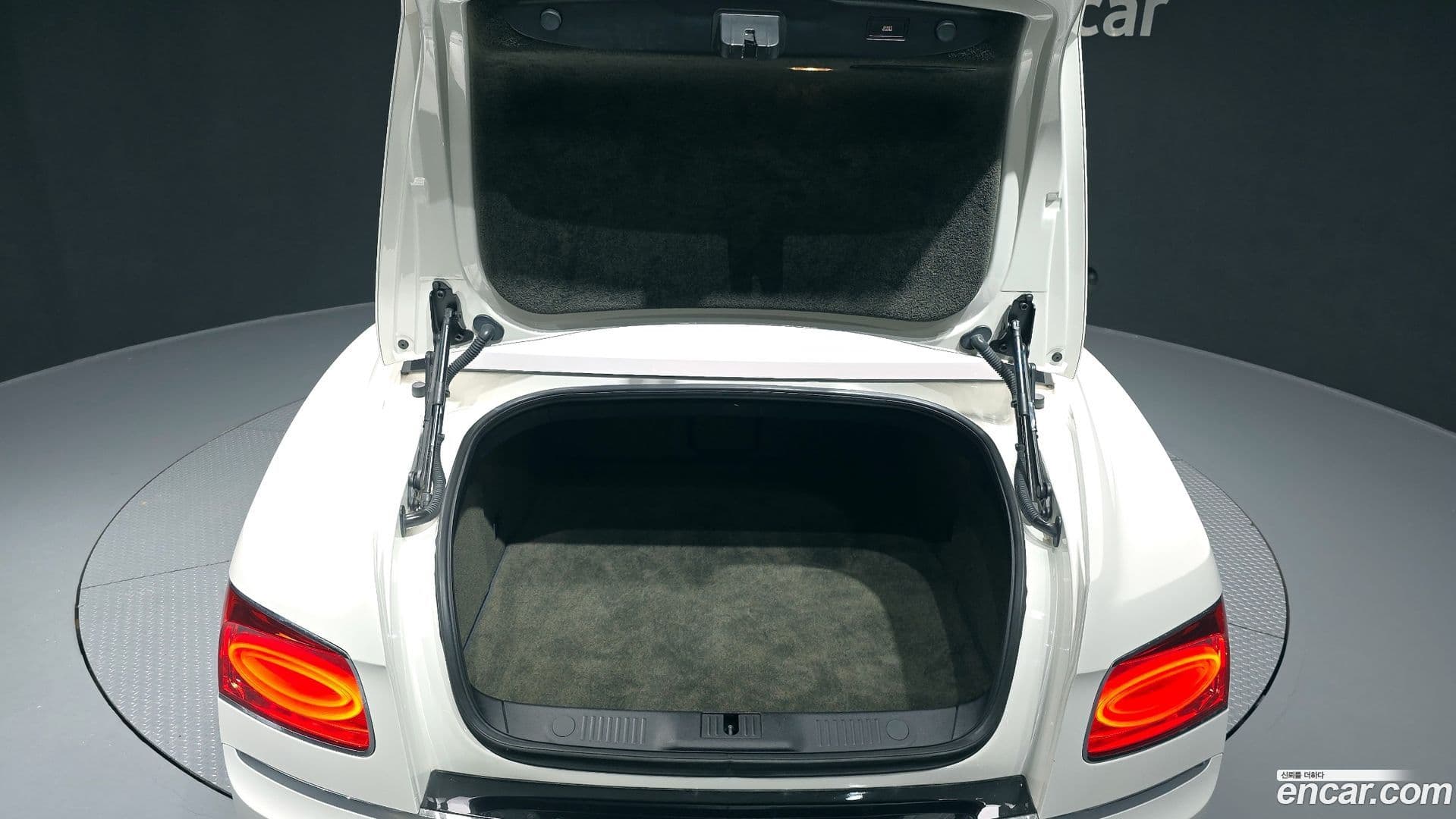 Main__Slider__Photo:Flying Spur Bentley 2016.3-19