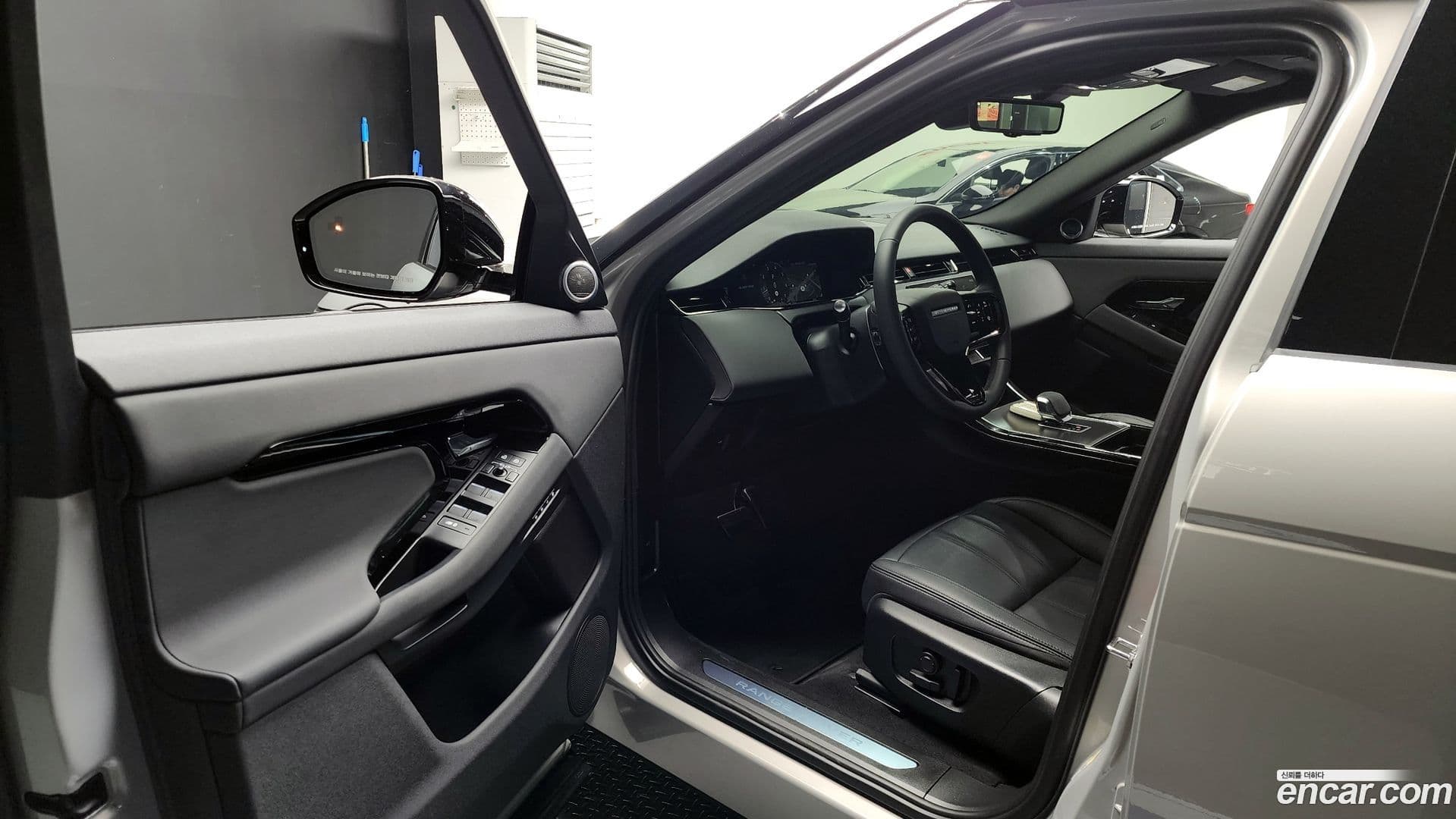 Main__Slider__Photo:Range Rover Evoque Land Rover 2024.5-9