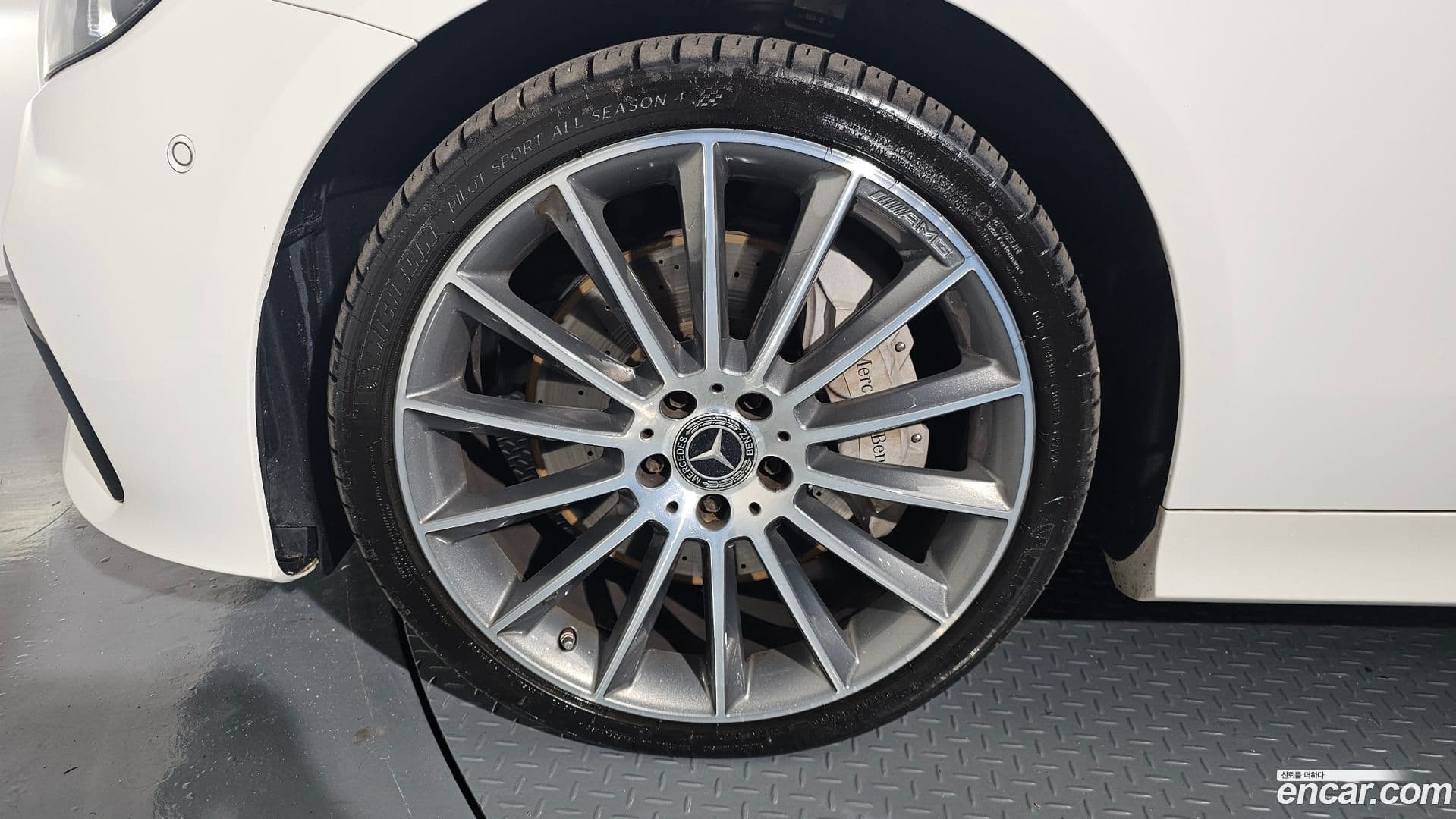 Main__Slider__Photo:E-Class Mercedes-Benz 2023.5-4