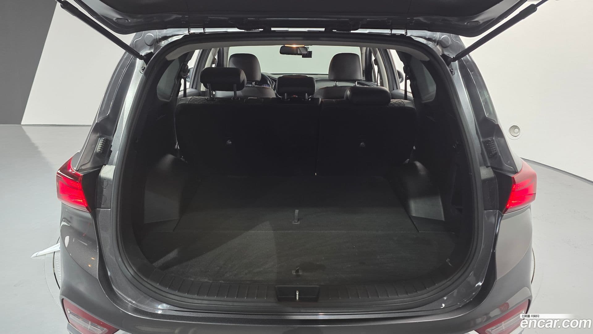 Main__Slider__Photo:Santafe Hyundai 2019.5-19