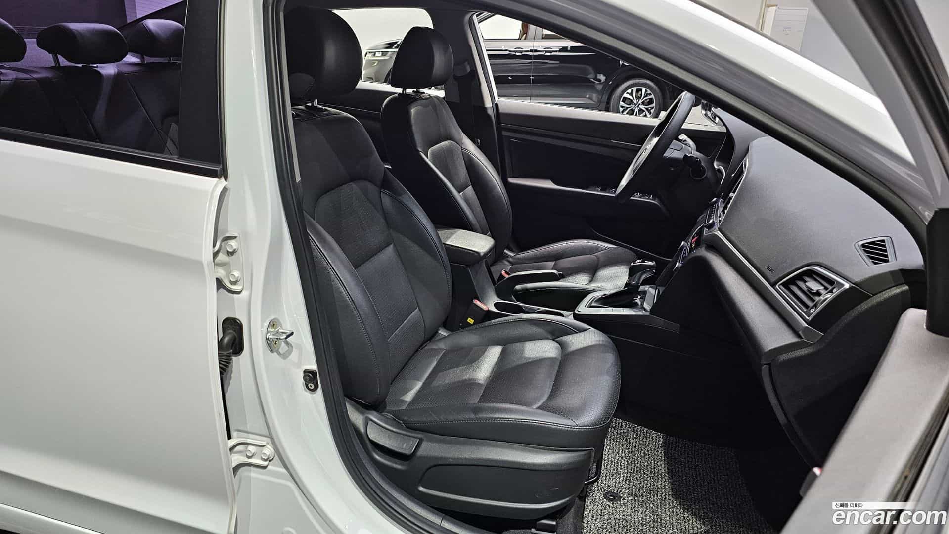 AVANTE Hyundai 2017.0-INNER-010