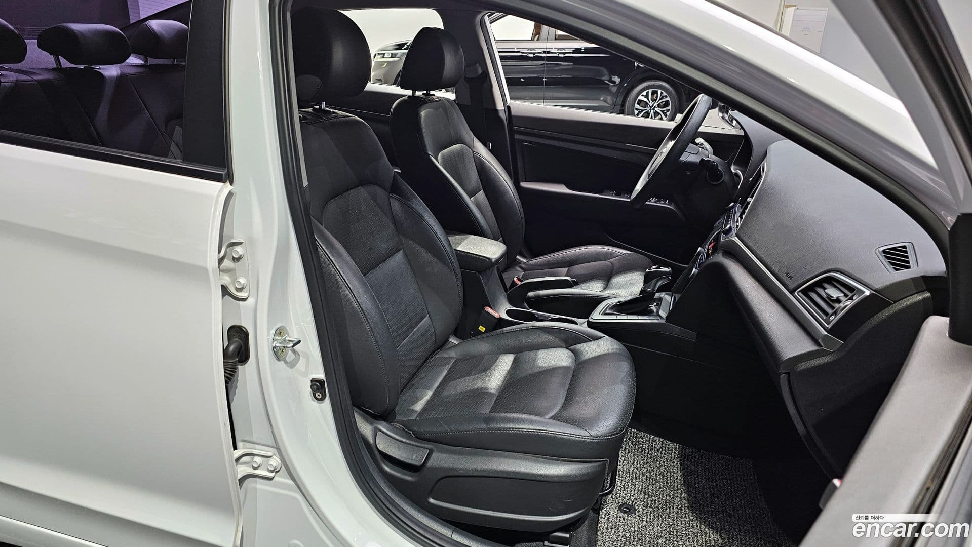 Main__Slider__Photo:AVANTE Hyundai 2017.0-9