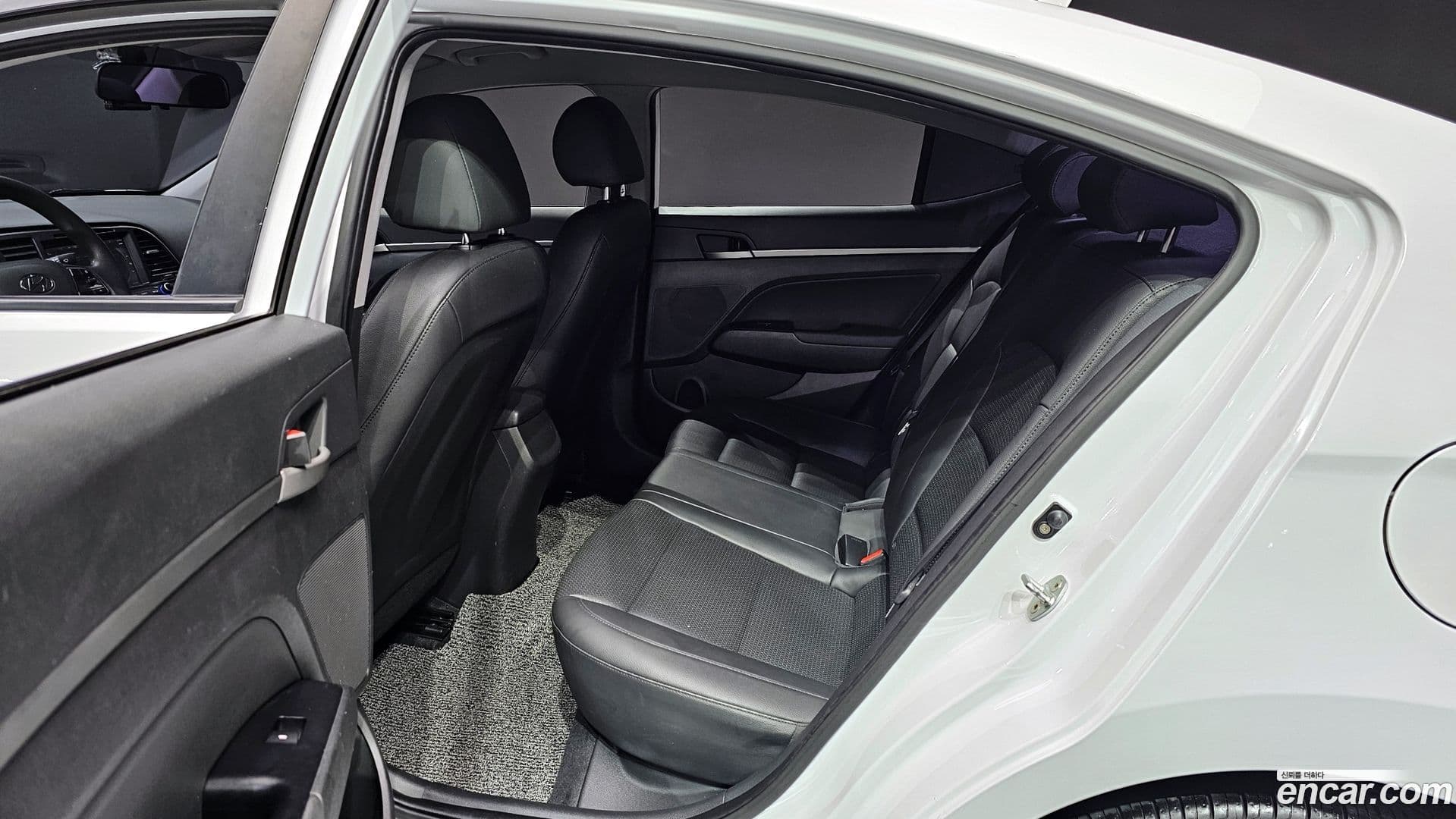 Main__Slider__Photo:AVANTE Hyundai 2017.0-11