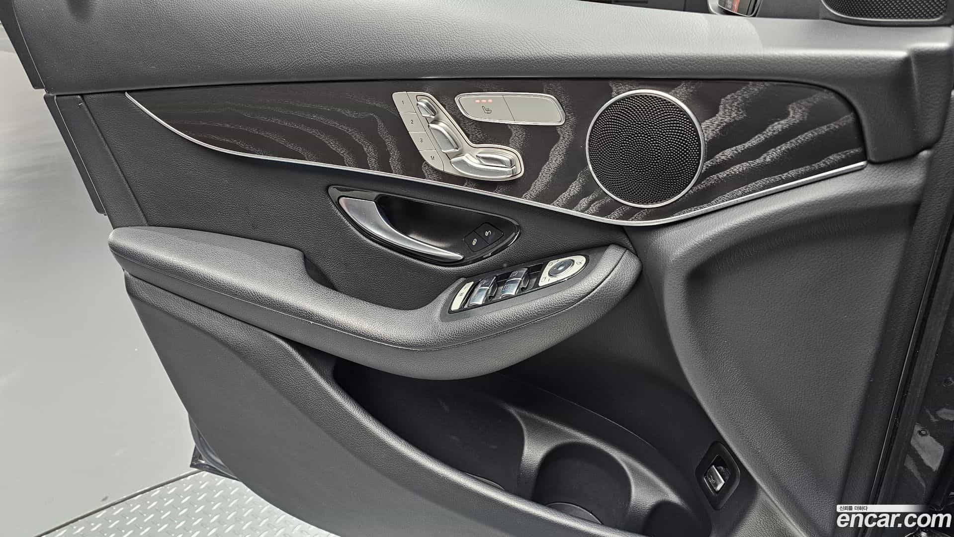 GLC-Class Mercedes-Benz 2019.6-OPTION-018