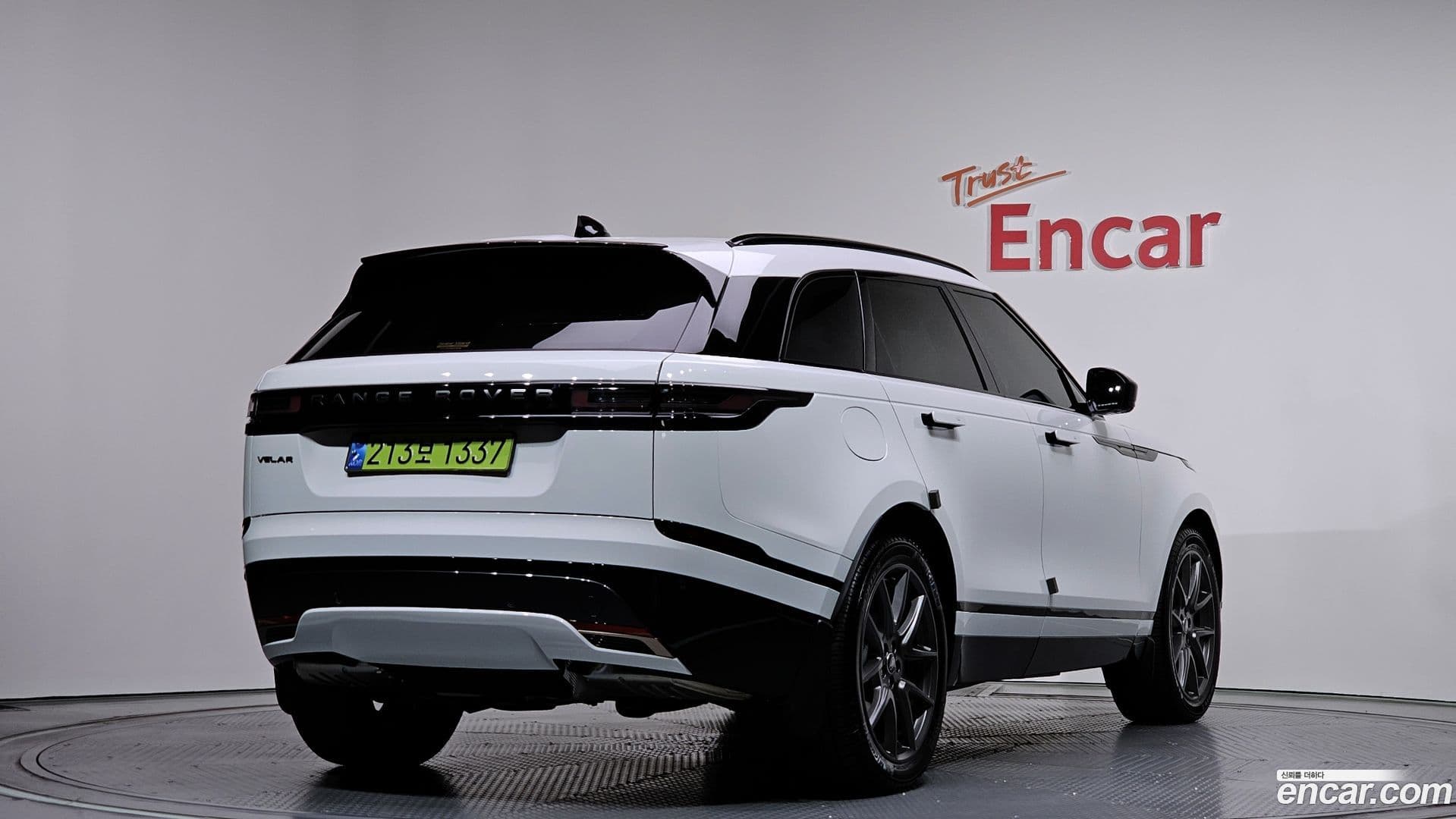 Main__Slider__Photo:Range Rover Velar Land Rover 2024.6-1