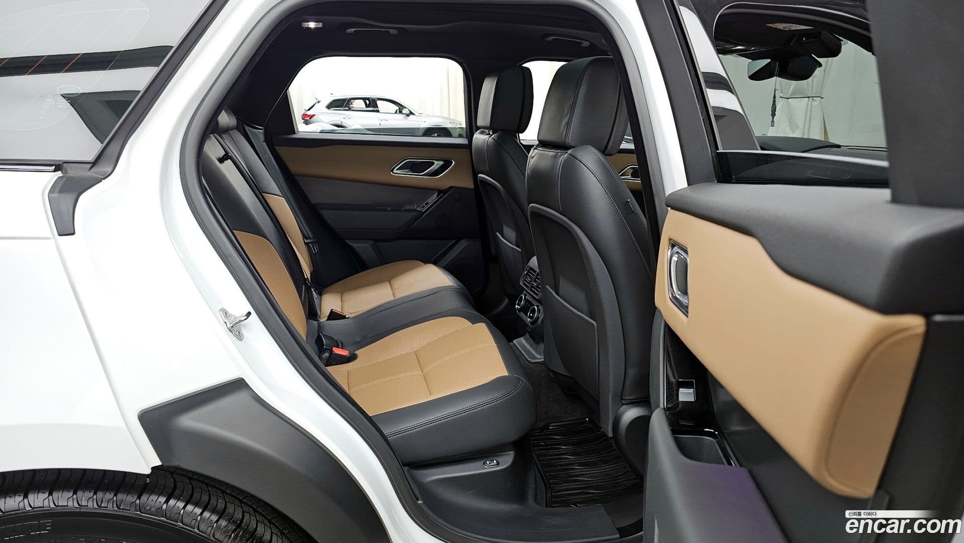 Main__Slider__Photo:Range Rover Velar Land Rover 2024.6-11