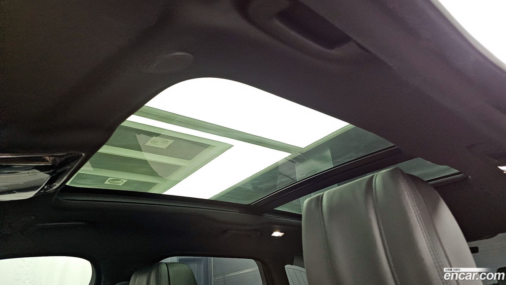 Main__Slider__Photo:Range Rover Velar Land Rover 2024.6-17