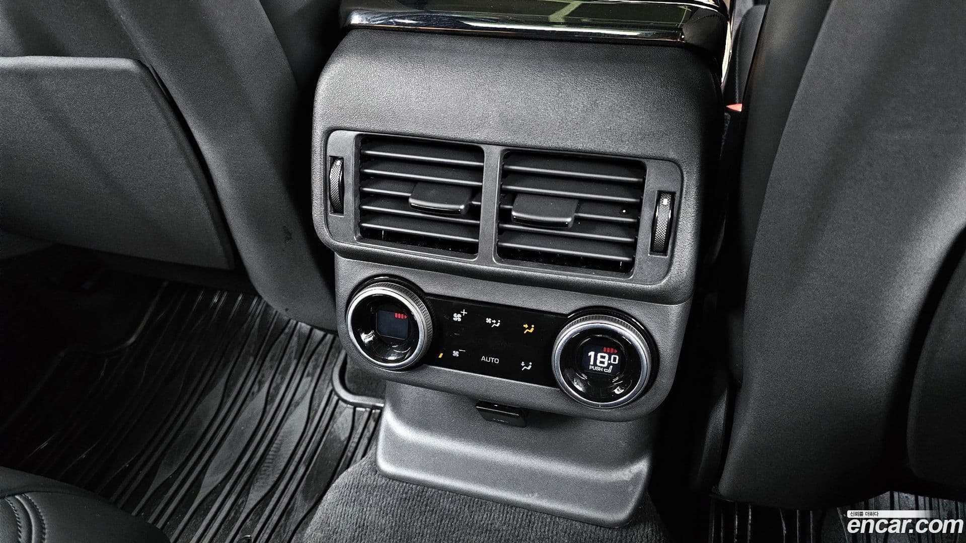 Main__Slider__Photo:Range Rover Velar Land Rover 2024.6-18