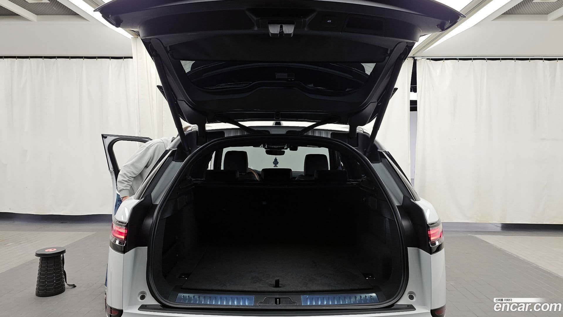 Main__Slider__Photo:Range Rover Velar Land Rover 2024.6-19