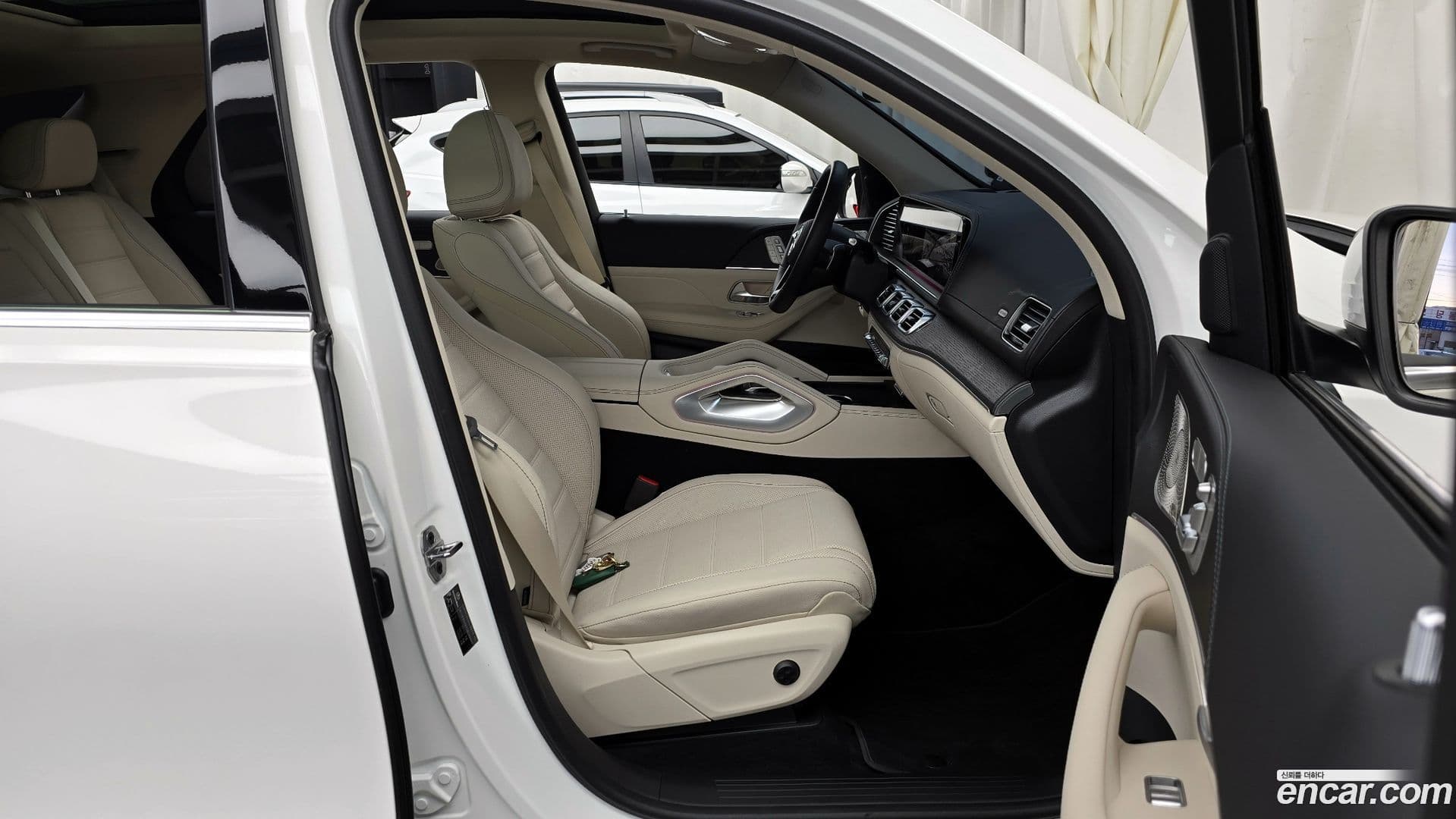 Main__Slider__Photo:GLE-Class Mercedes-Benz 2025.4-10