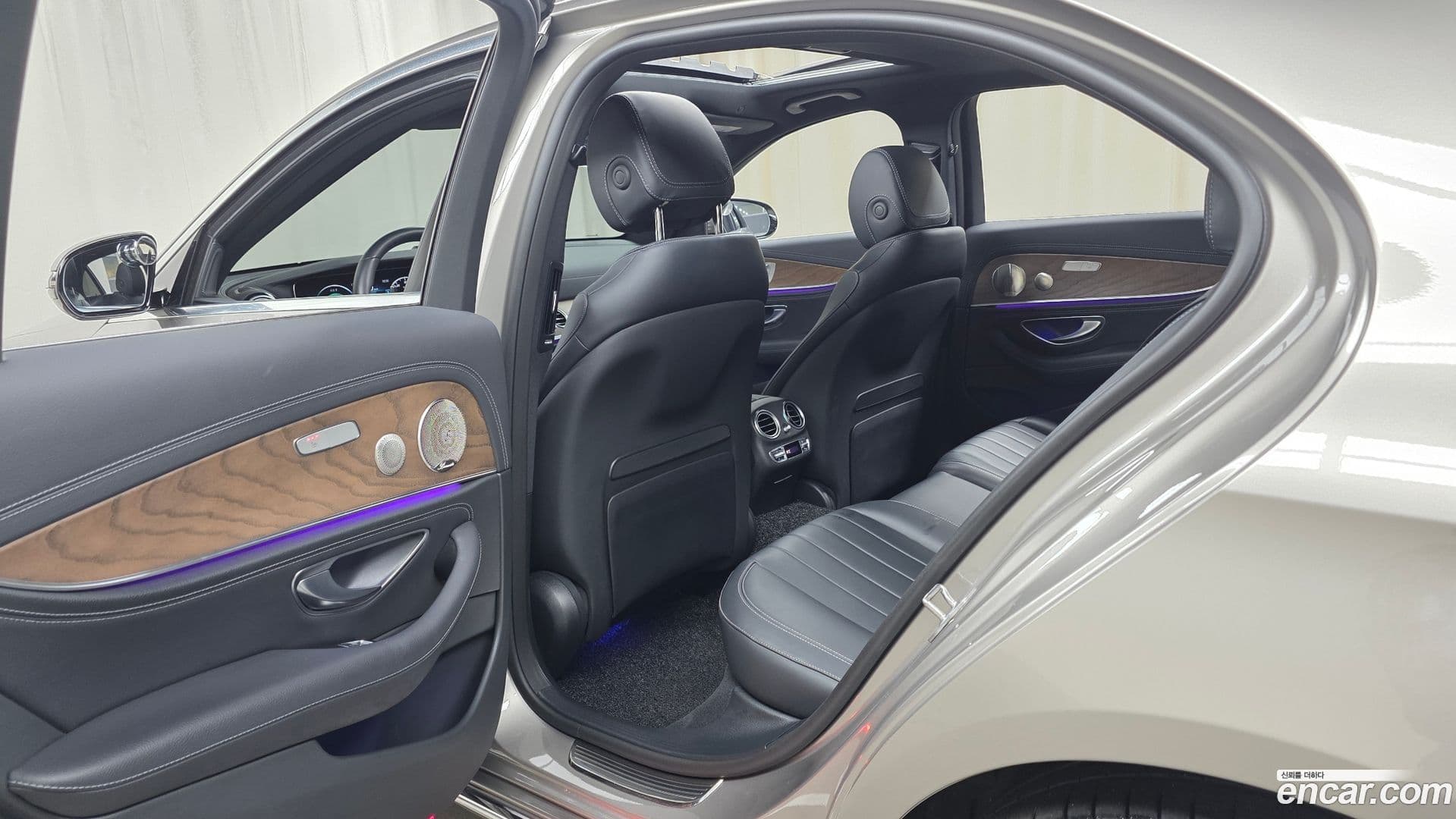 Main__Slider__Photo:E-Class Mercedes-Benz 2022.2-16