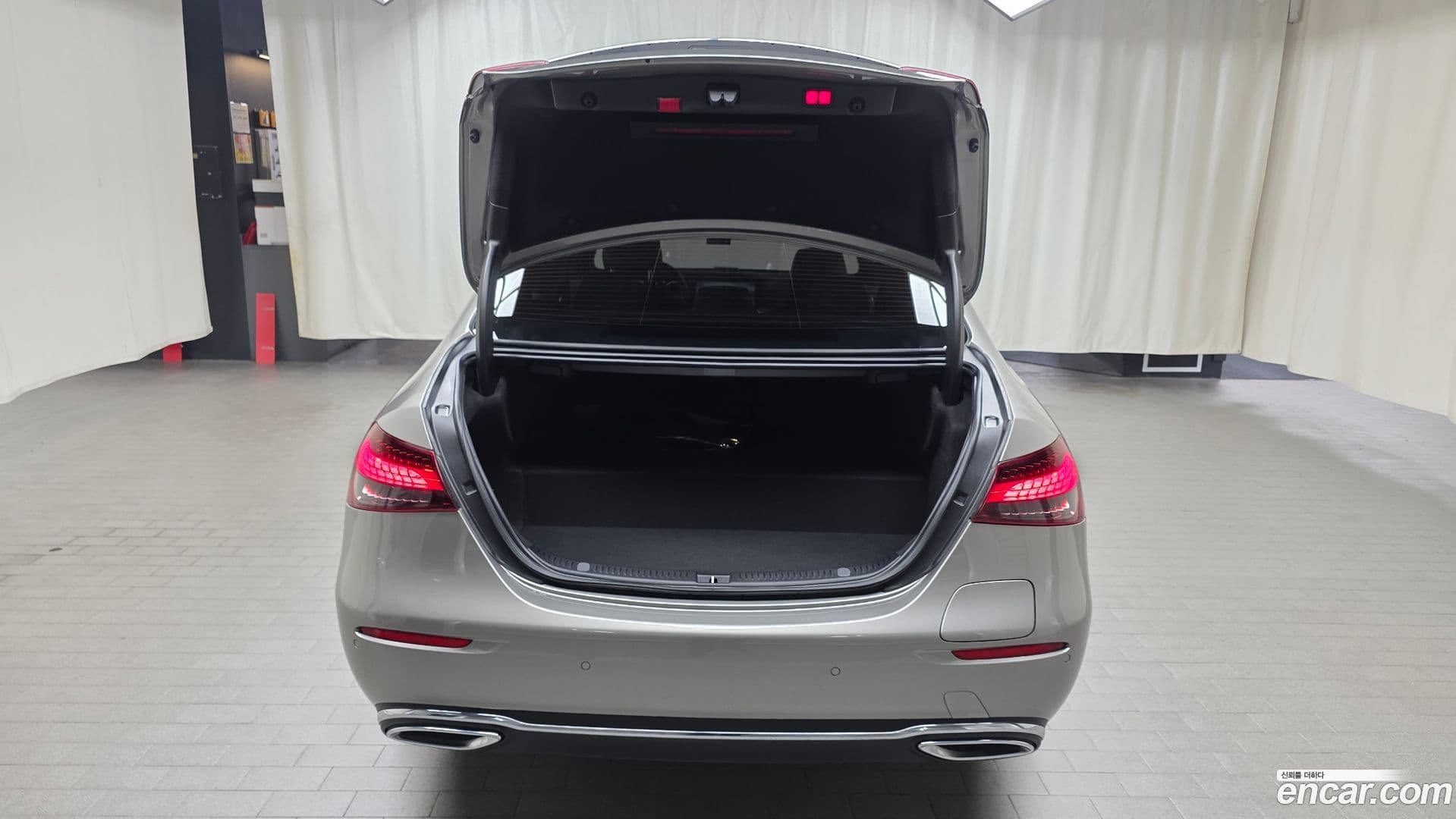 Main__Slider__Photo:E-Class Mercedes-Benz 2022.2-19