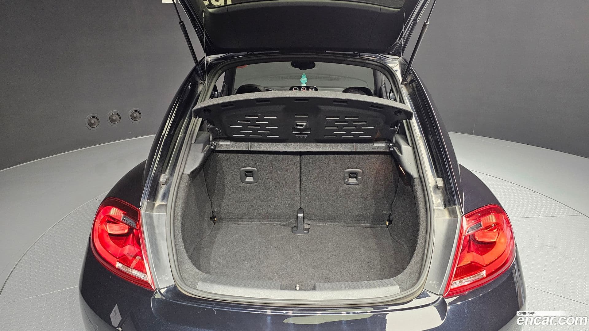 Main__Slider__Photo:Beatle Volkswagen 2012.9-18