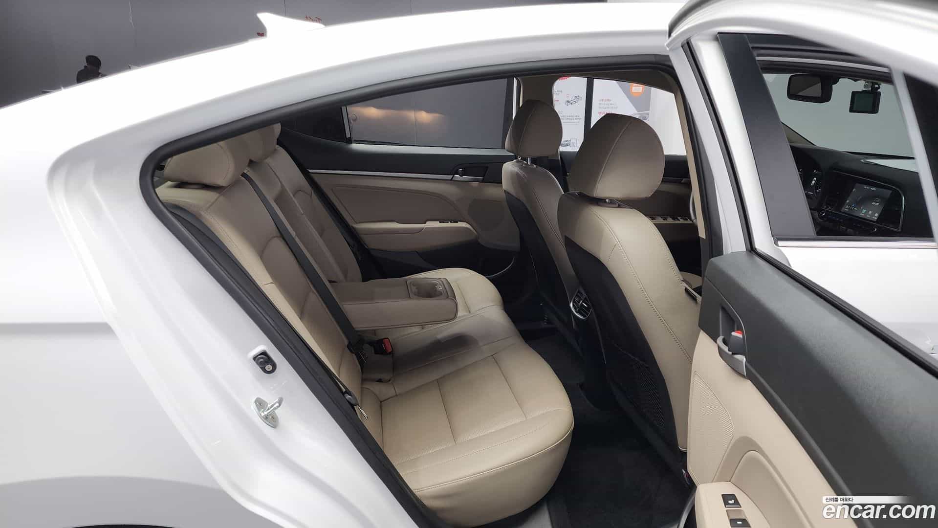 AVANTE Hyundai 2017.0-OPTION-016