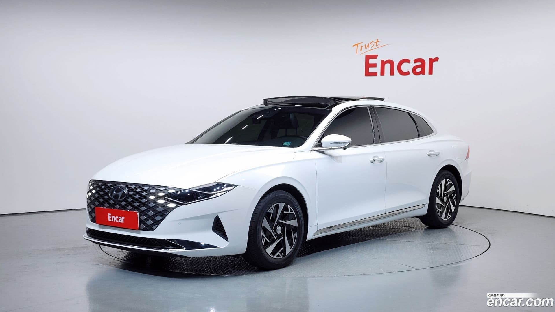 Main__Slider__Photo:Grandeur Hyundai 2021.10-0