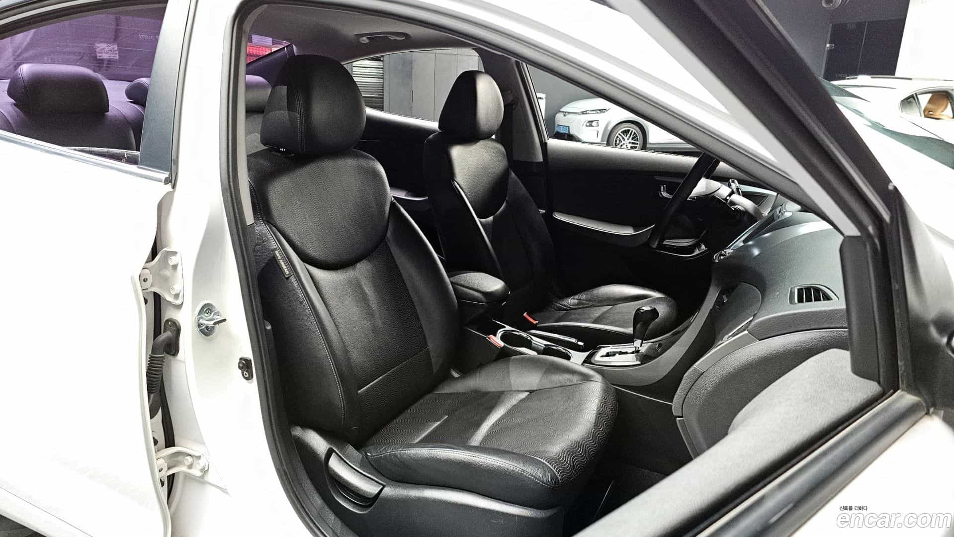 AVANTE Hyundai 2012.4-INNER-010