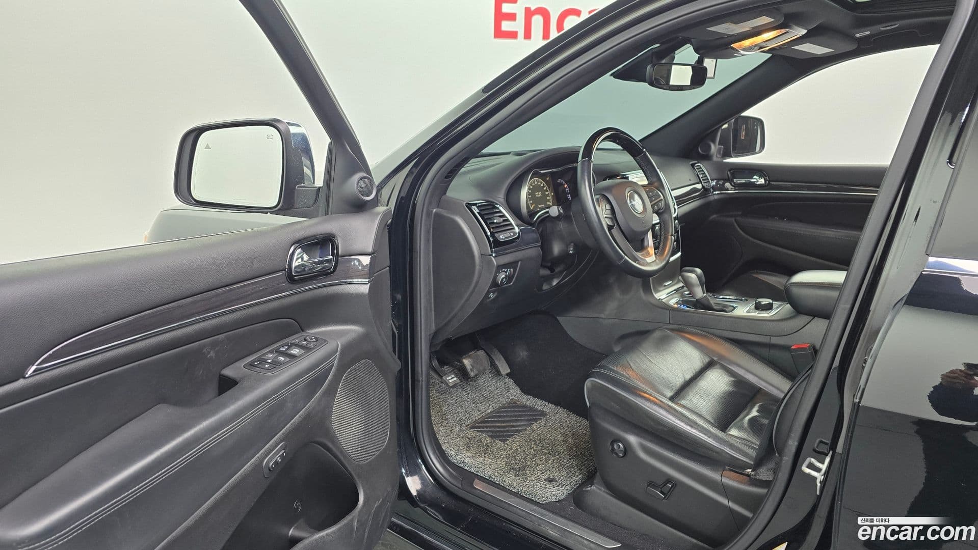 Main__Slider__Photo:Cherokee Jeep 2019.10-9