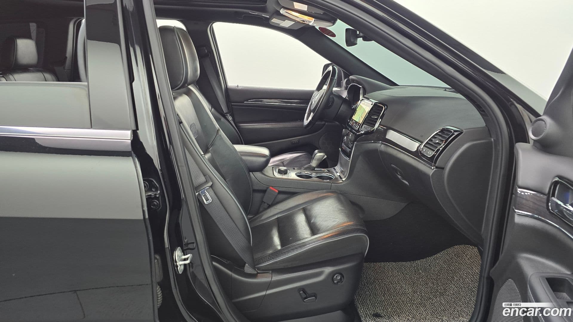 Main__Slider__Photo:Cherokee Jeep 2019.10-10