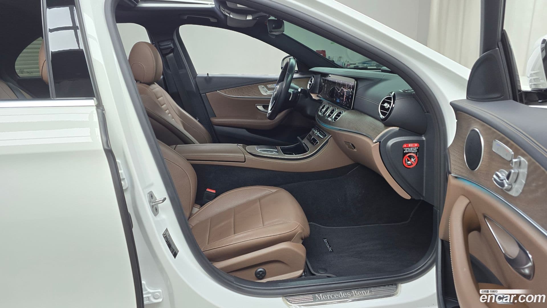 Main__Slider__Photo:E-Class Mercedes-Benz 2021.9-10