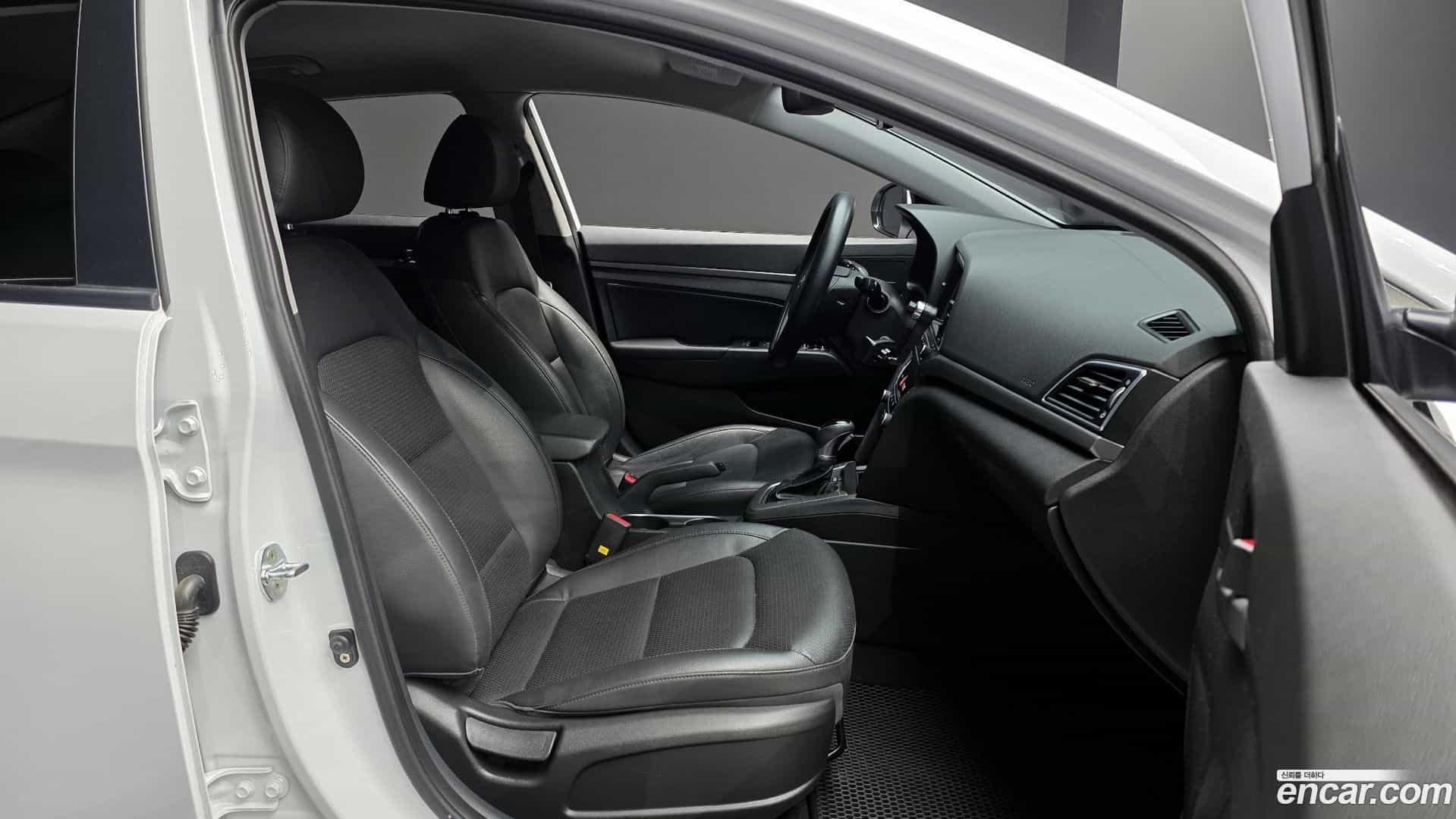 AVANTE Hyundai 2018.8-OPTION-015