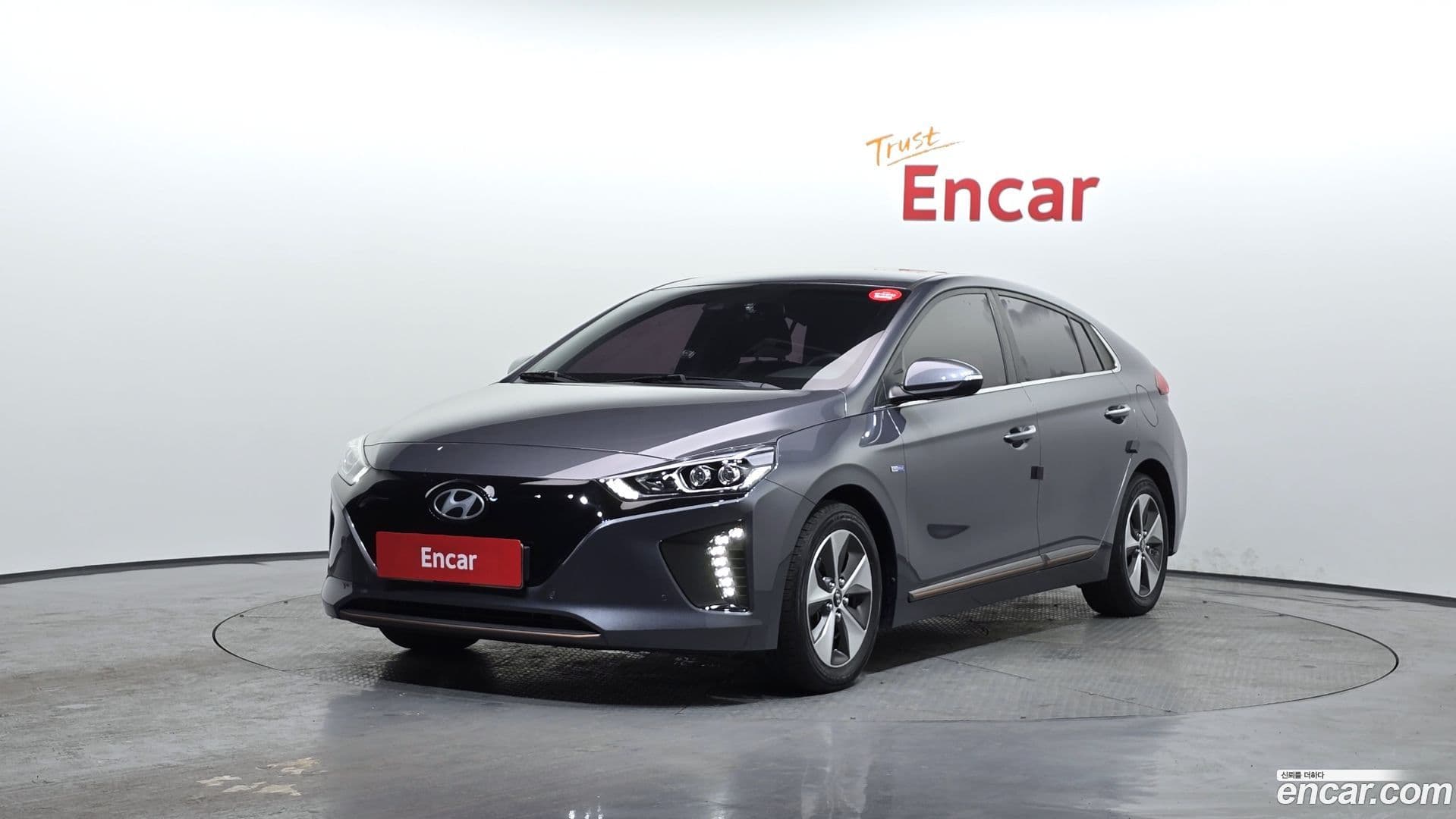 Main__Slider__Photo:Ioniq Hyundai 2018.4-0