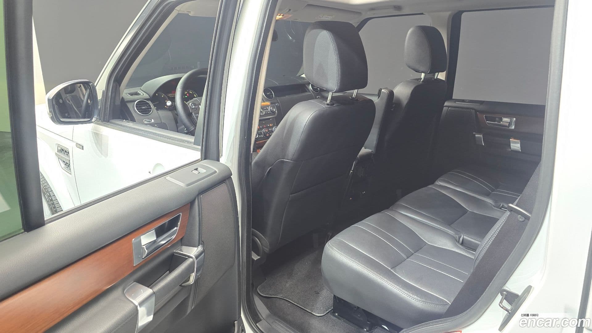 Main__Slider__Photo:Discovery Land Rover 2014.5-10