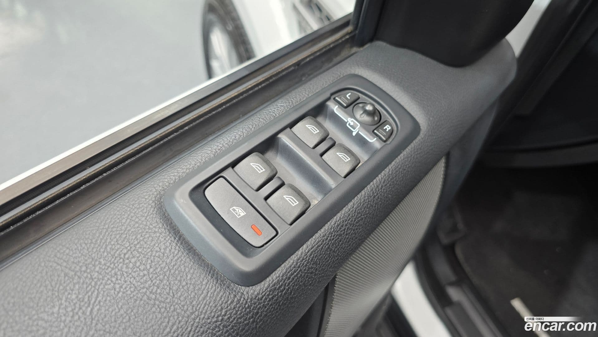 Main__Slider__Photo:Discovery Land Rover 2014.5-13