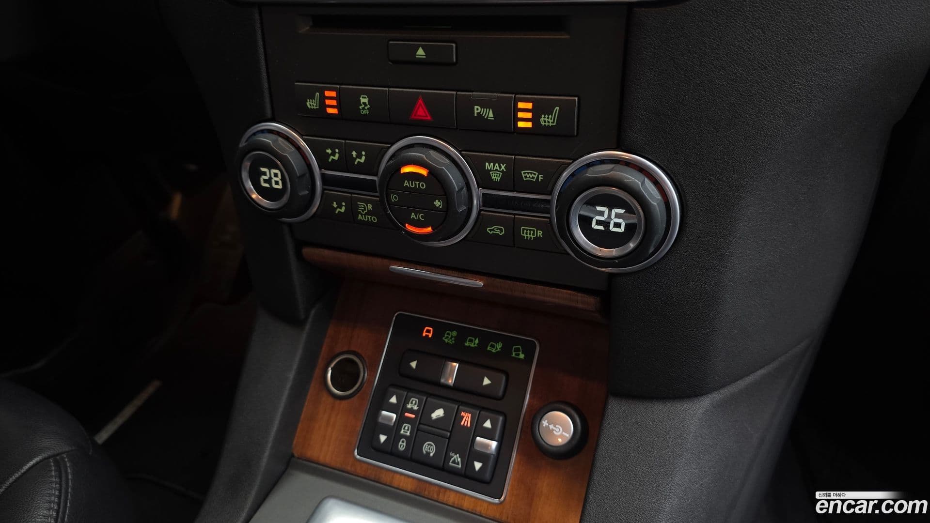 Main__Slider__Photo:Discovery Land Rover 2014.5-16