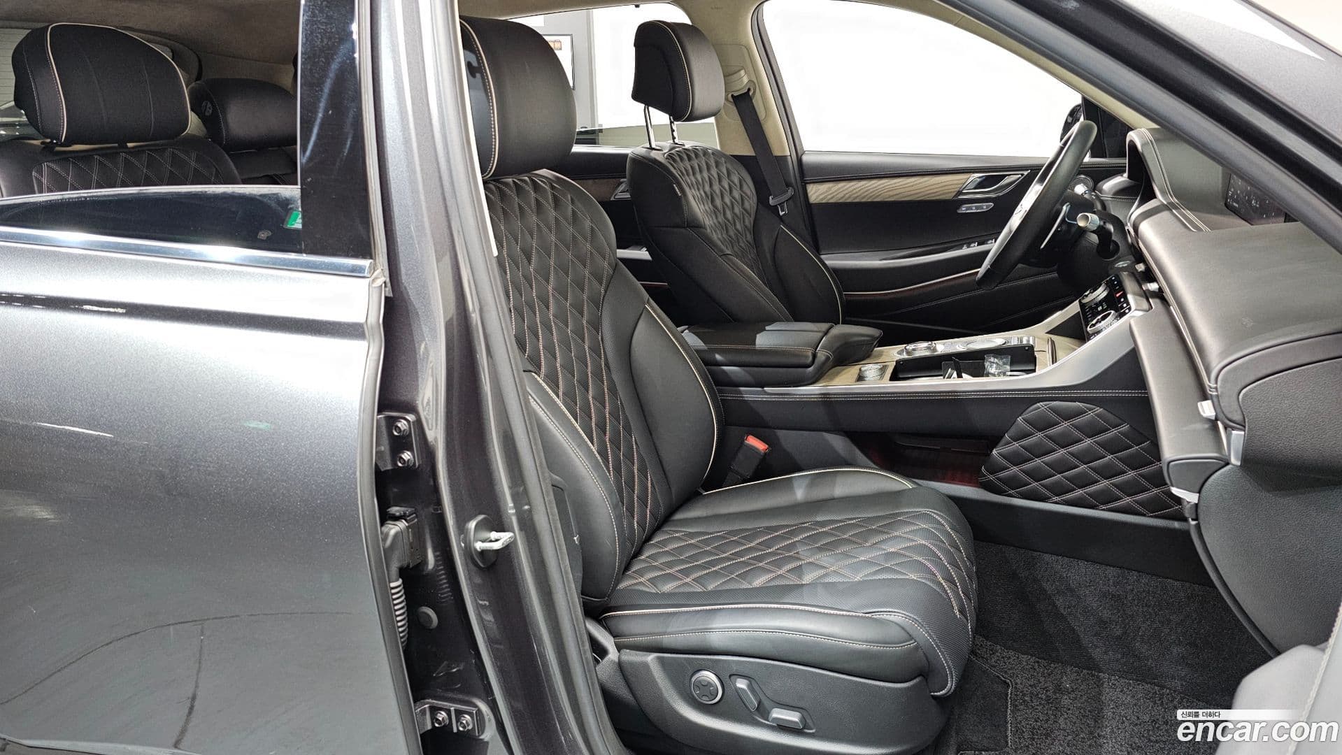 Main__Slider__Photo:GV80 Genesis 2022.0-9