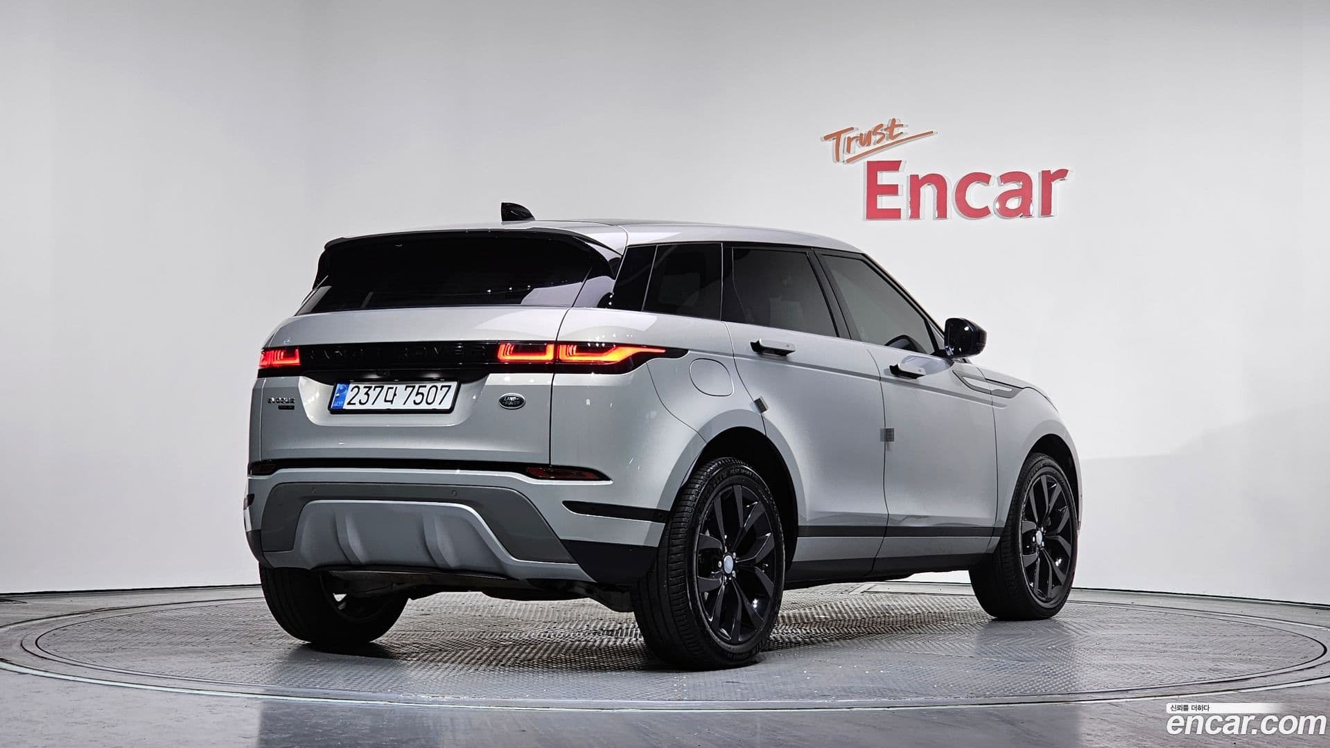 Main__Slider__Photo:Range Rover Evoque Land Rover 2020.0-1