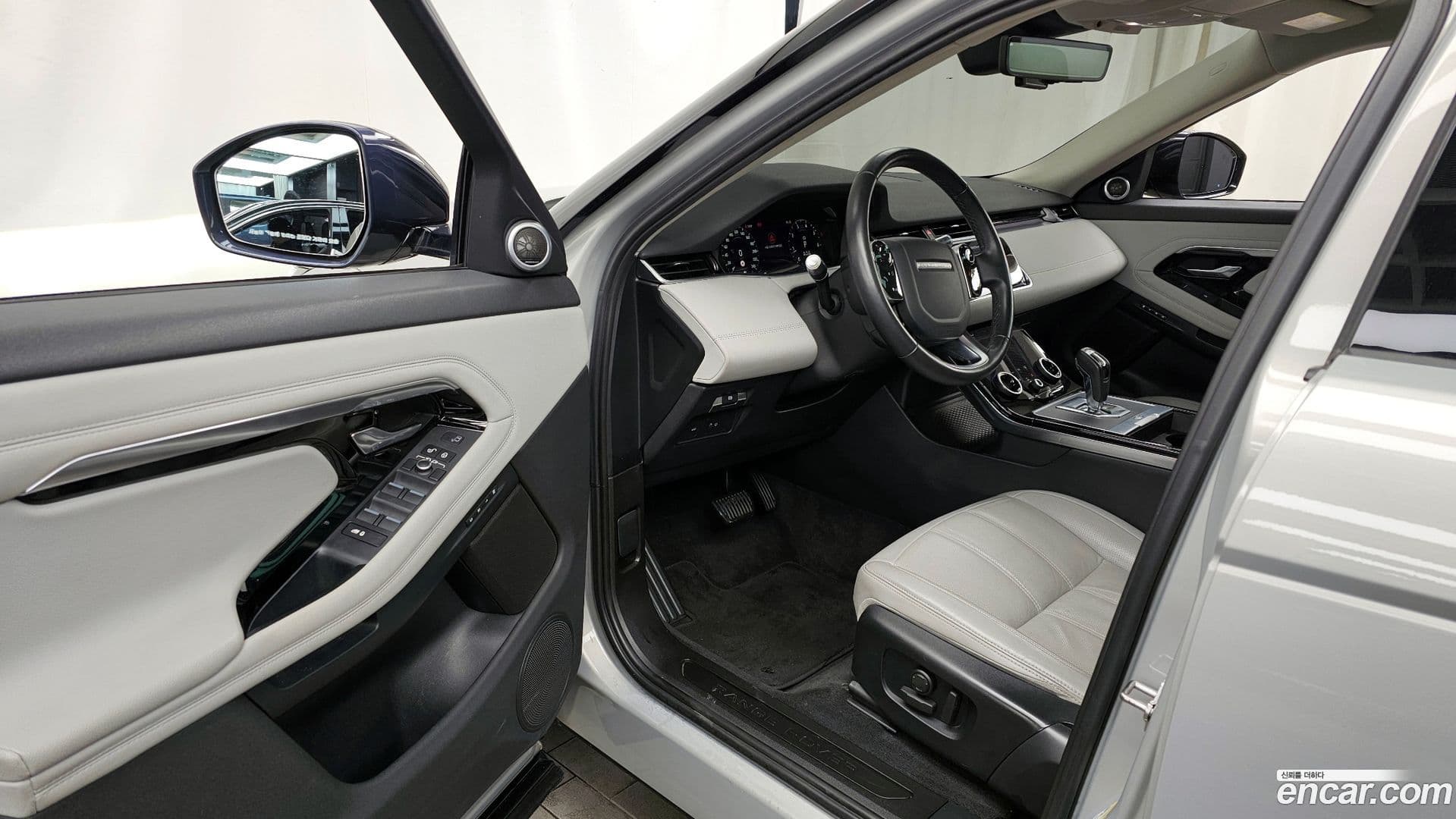 Main__Slider__Photo:Range Rover Evoque Land Rover 2020.0-9
