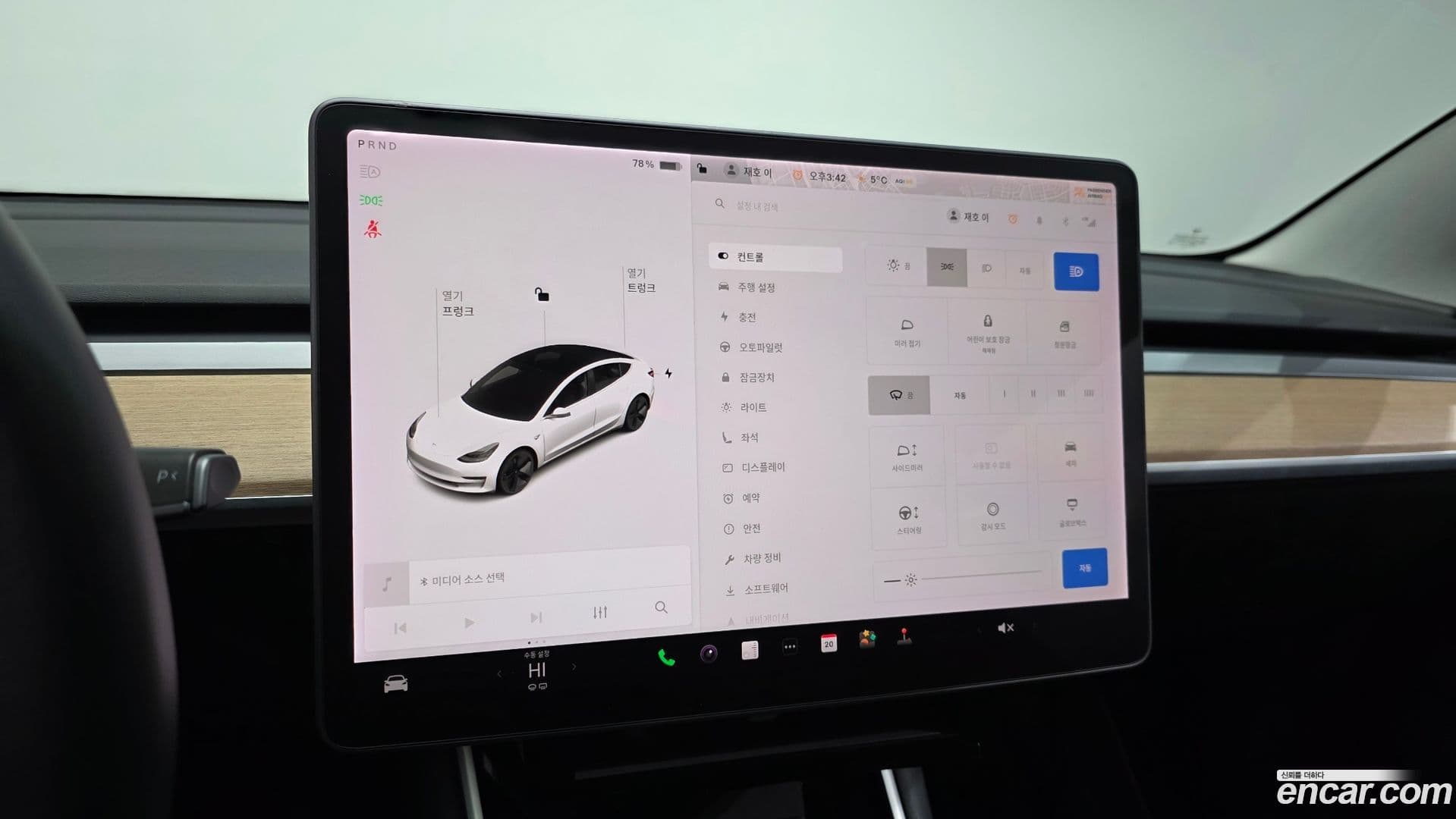 Main__Slider__Photo:Model 3 Tesla 2020.2-15