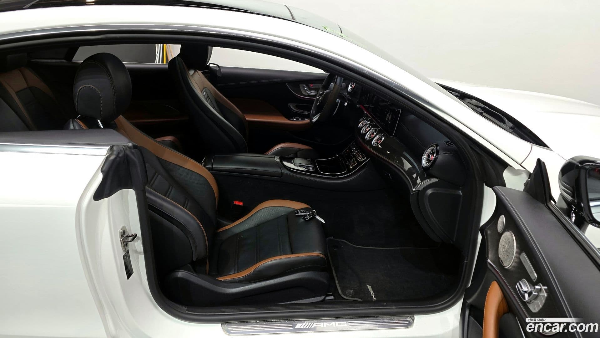 Main__Slider__Photo:E-Class Mercedes-Benz 2022.3-9