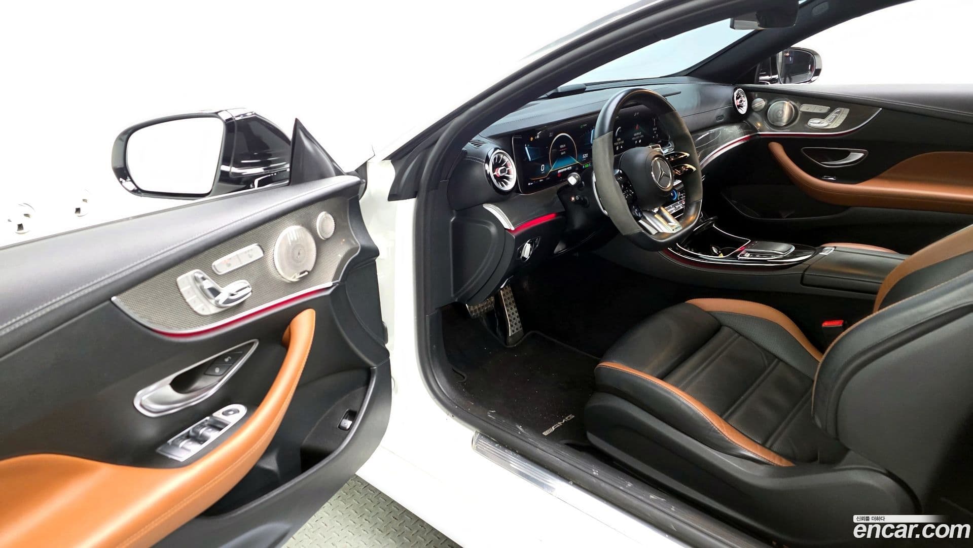 Main__Slider__Photo:E-Class Mercedes-Benz 2022.3-10