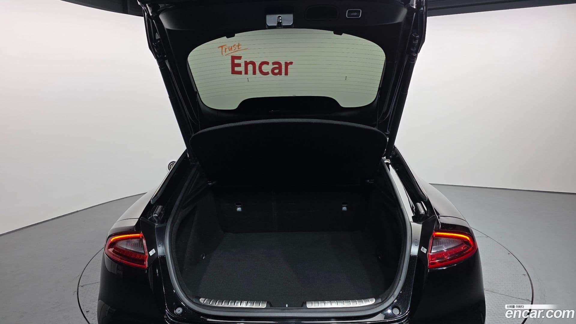 Main__Slider__Photo:Stinger Kia 2018.7-19